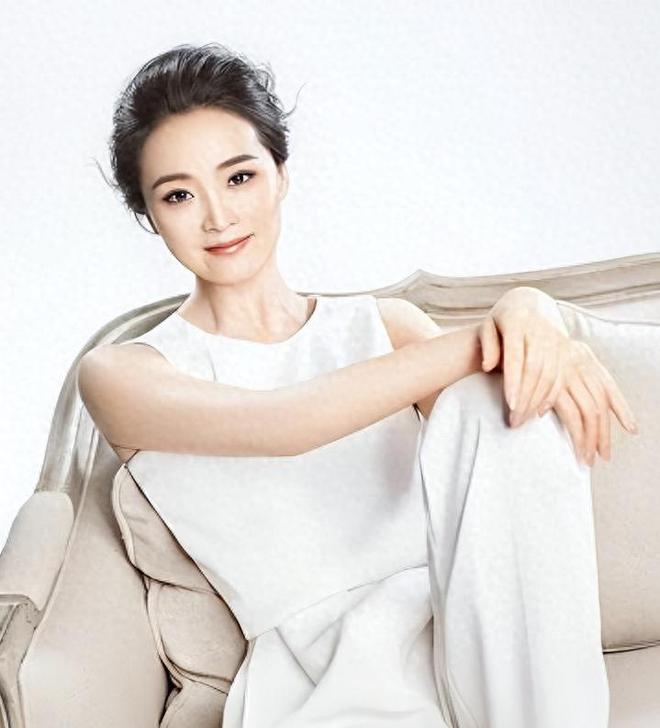 婆婆去世、老公消失，嫁入豪门的王艳，如今也“沦落到”当网红