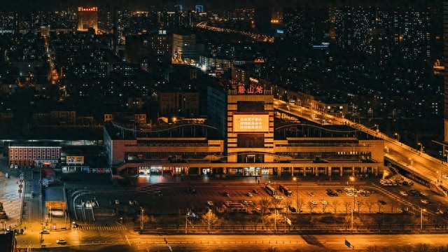 在鞍山大街上，不论男女，随处可见200斤的壮汉