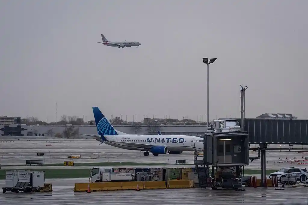 高市早苗仍不同意撤回发言_日本高市早苗涉华错误言行_美国芝加哥抗议者与执法人员激烈冲突