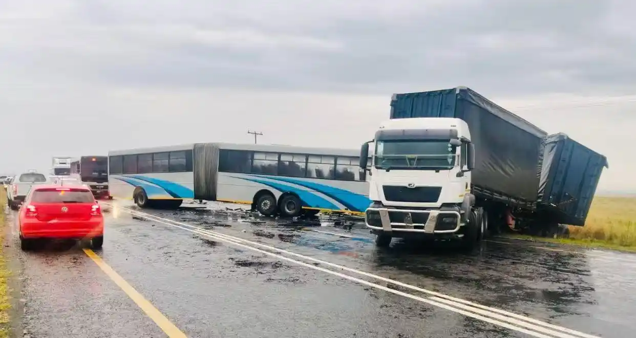 日本高市早苗涉华错误言行_高市早苗仍不同意撤回发言_美国芝加哥抗议者与执法人员激烈冲突