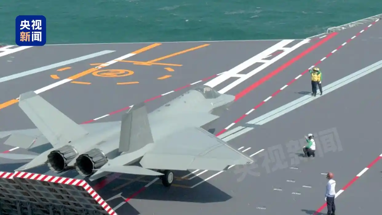 福建舰入列后首次海上实兵训练_歼-35舰载机弹射起飞_福建舰首次海上实兵训练
