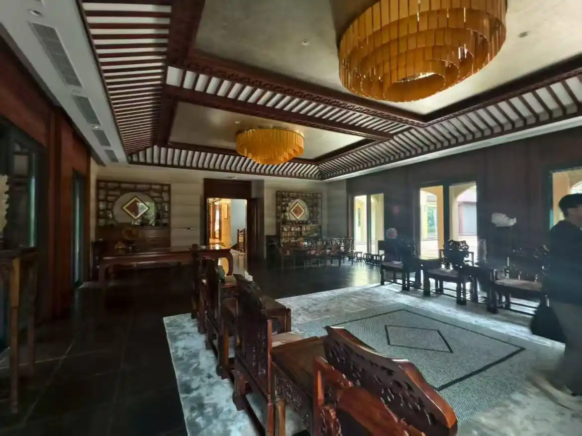 深圳华侨城纯水岸法拍别墅成交价最高纪录_深圳一凶宅拍卖引30人争抢_深圳法拍房成交价历史纪录刷新