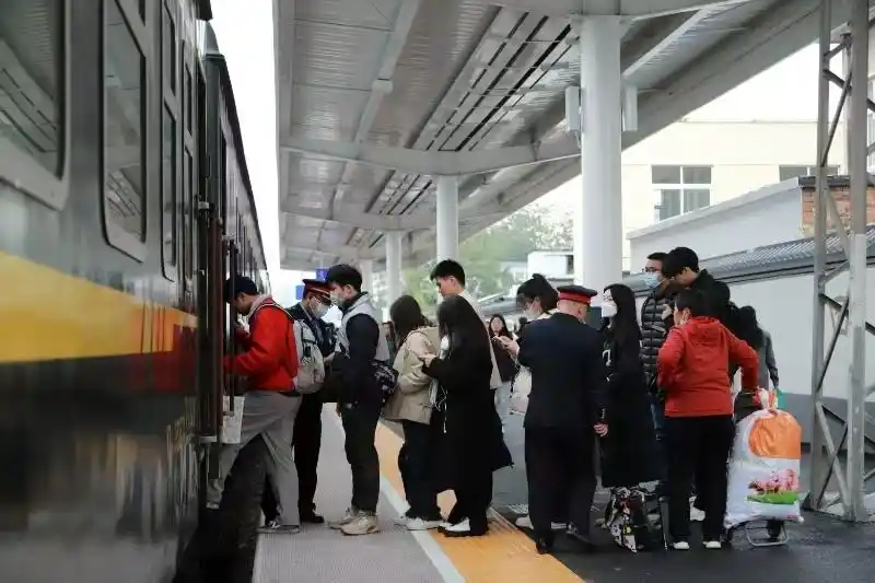 国铁集团郑州局清明假期运输今日启动 增开临客列车143列