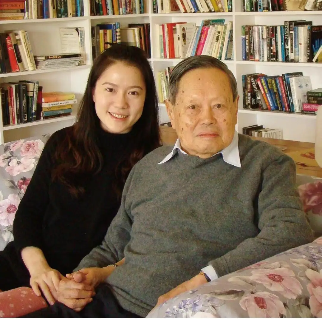 2021年，99岁杨振宁在北京家中留影，头发还很黑，翁帆明显长胖了