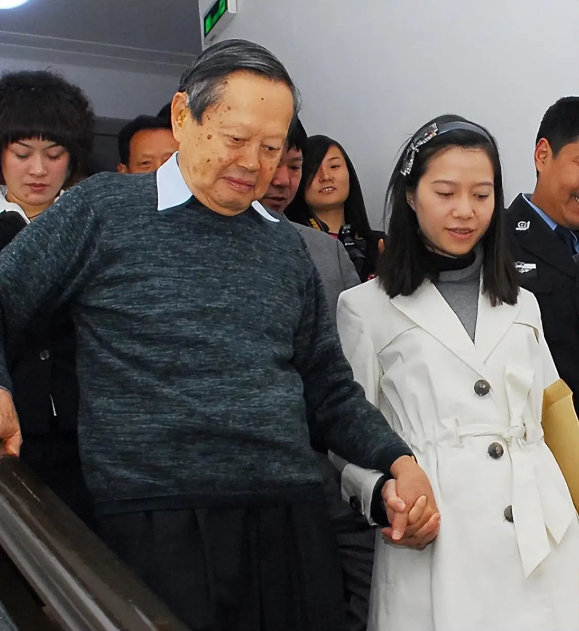 杨振宁翁帆婚姻争议始末_清华公开杨振宁生前教学画面_杨振宁99岁生日照片故事