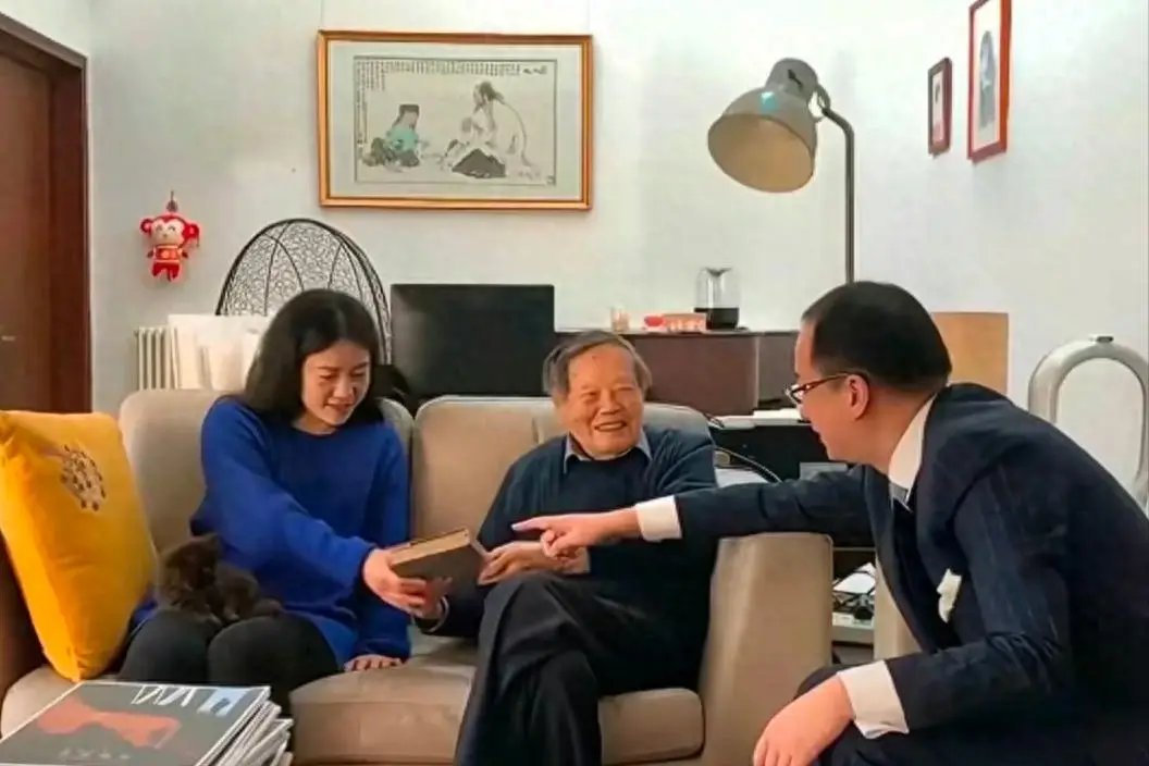 杨振宁99岁生日照片故事_杨振宁翁帆婚姻争议始末_清华公开杨振宁生前教学画面