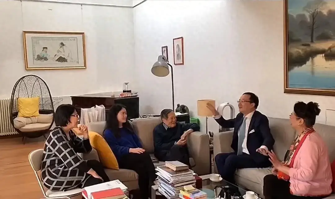 杨振宁99岁生日照片故事_杨振宁翁帆婚姻争议始末_清华公开杨振宁生前教学画面