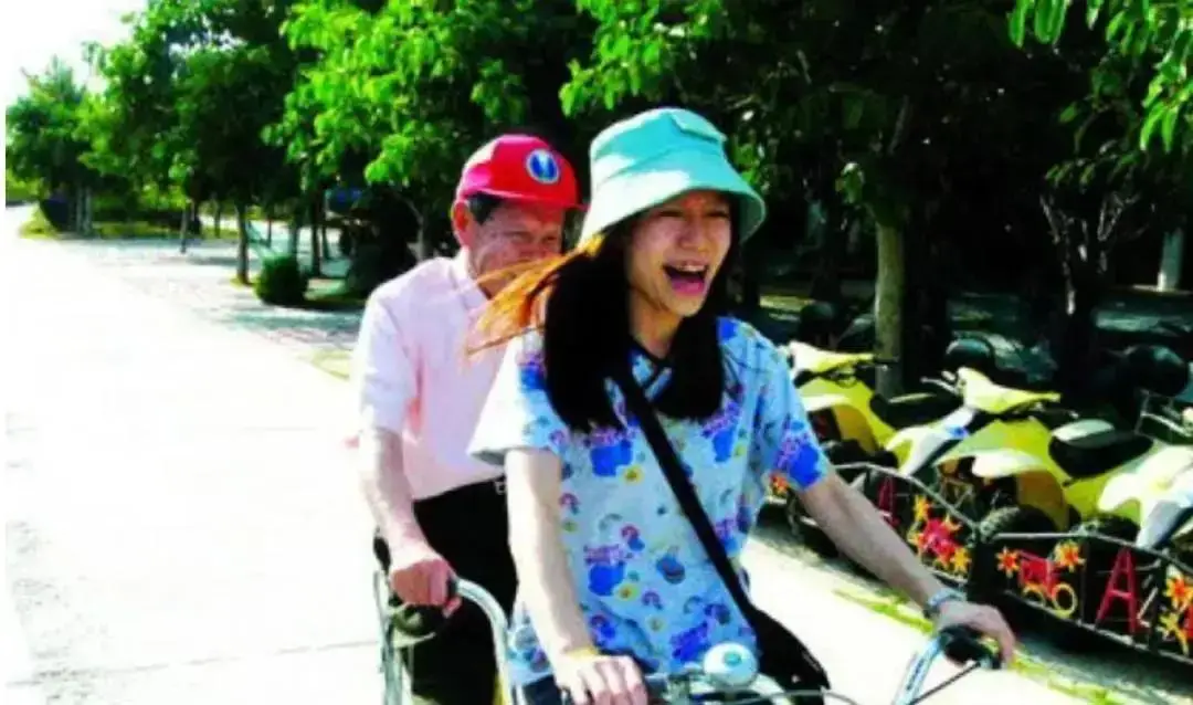 杨振宁99岁生日照片故事_杨振宁翁帆婚姻争议始末_清华公开杨振宁生前教学画面