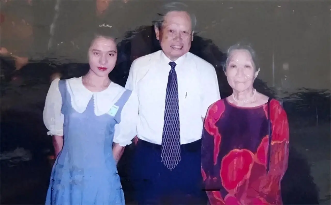 杨振宁翁帆婚姻争议始末_清华公开杨振宁生前教学画面_杨振宁99岁生日照片故事