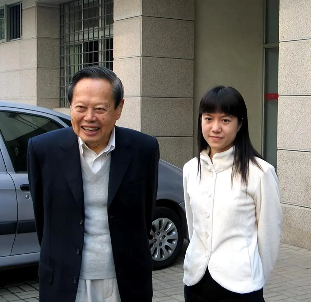 杨振宁99岁生日照片故事_清华公开杨振宁生前教学画面_杨振宁翁帆婚姻争议始末