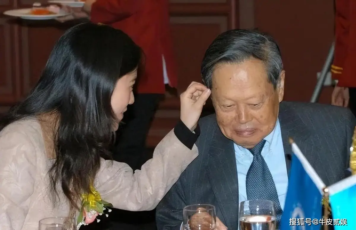 杨振宁103岁生日庆祝活动_清华公开杨振宁生前教学画面_翁帆与杨振宁恩爱瞬间