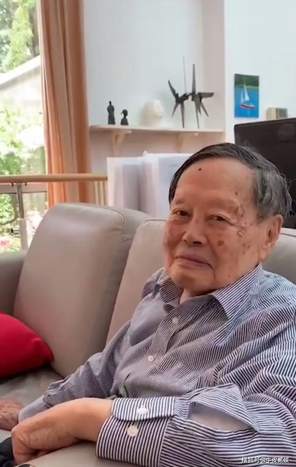 翁帆与杨振宁恩爱瞬间_杨振宁103岁生日庆祝活动_清华公开杨振宁生前教学画面