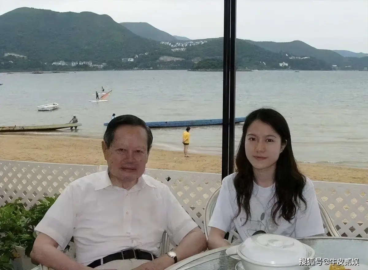 清华公开杨振宁生前教学画面_杨振宁103岁生日庆祝活动_翁帆与杨振宁恩爱瞬间