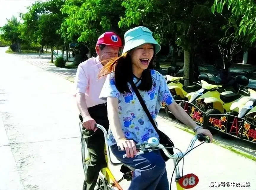 翁帆与杨振宁恩爱瞬间_杨振宁103岁生日庆祝活动_清华公开杨振宁生前教学画面