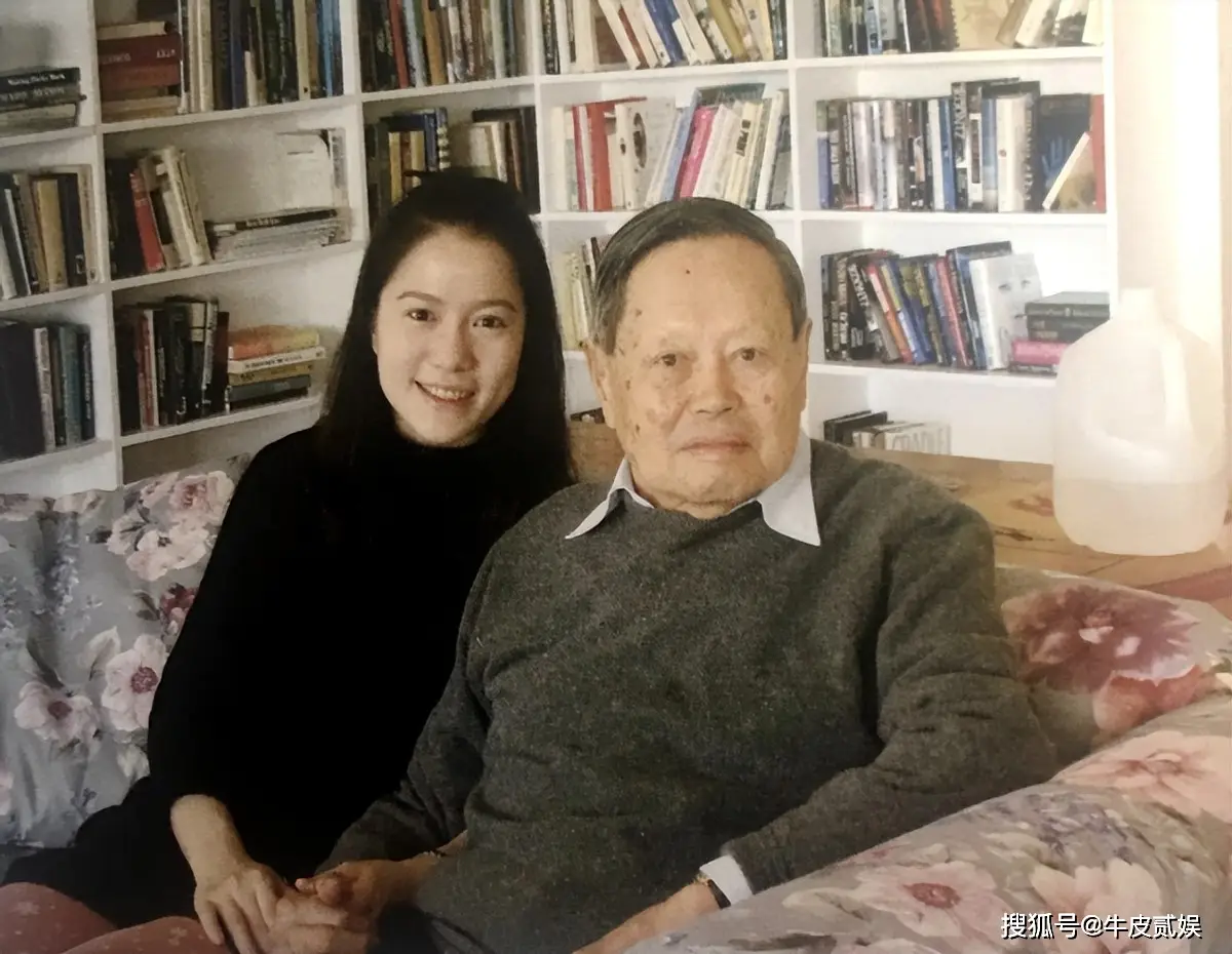 清华公开杨振宁生前教学画面_杨振宁103岁生日庆祝活动_翁帆与杨振宁恩爱瞬间