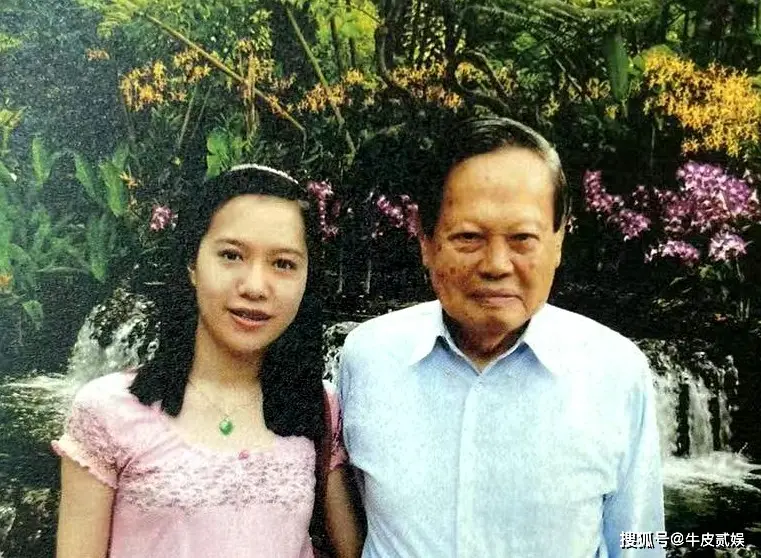 杨振宁103岁生日庆祝活动_清华公开杨振宁生前教学画面_翁帆与杨振宁恩爱瞬间