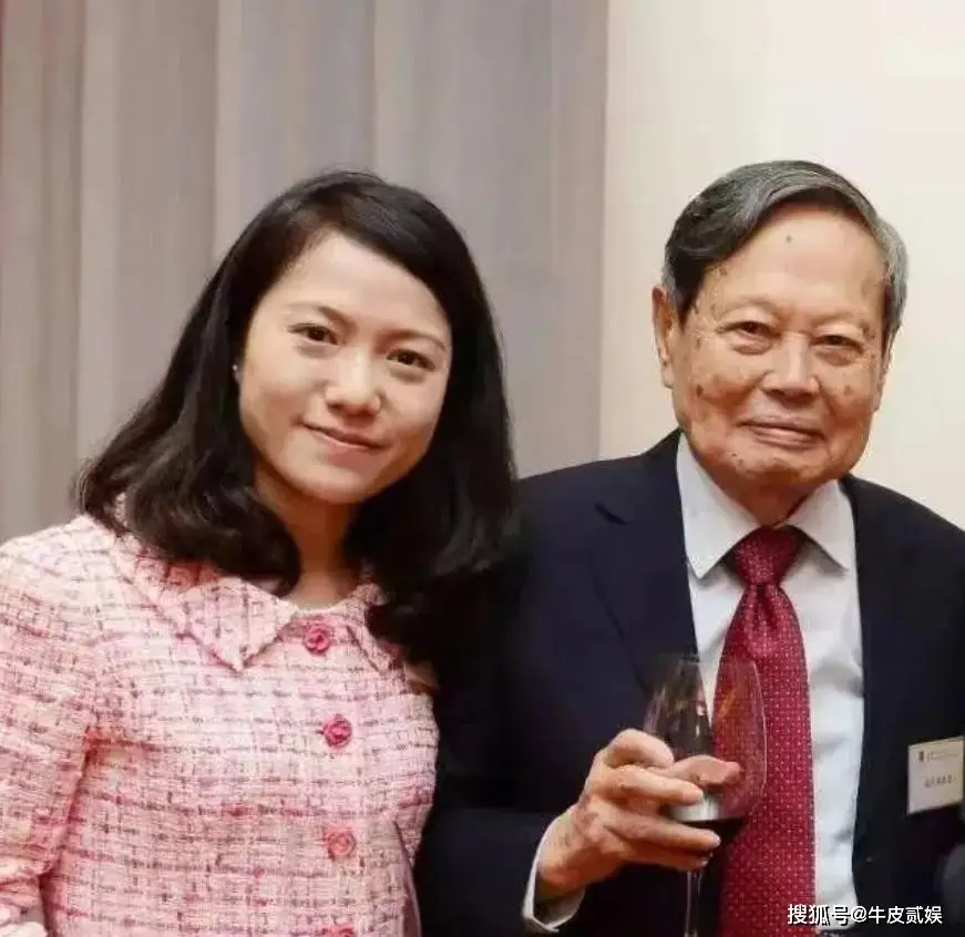 杨振宁103岁生日庆祝活动_清华公开杨振宁生前教学画面_翁帆与杨振宁恩爱瞬间