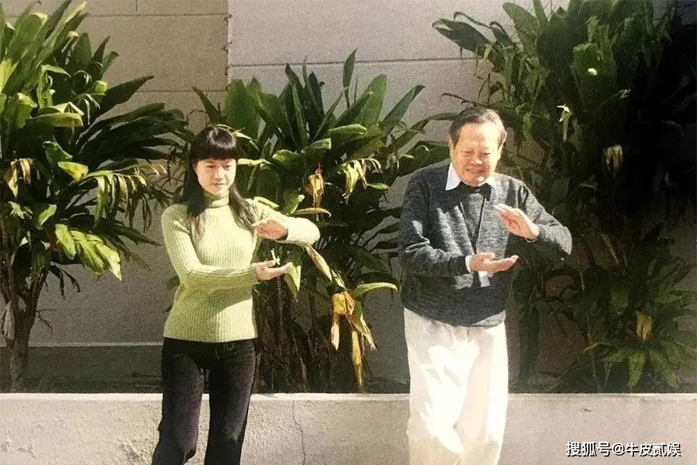 翁帆与杨振宁恩爱瞬间_杨振宁103岁生日庆祝活动_清华公开杨振宁生前教学画面