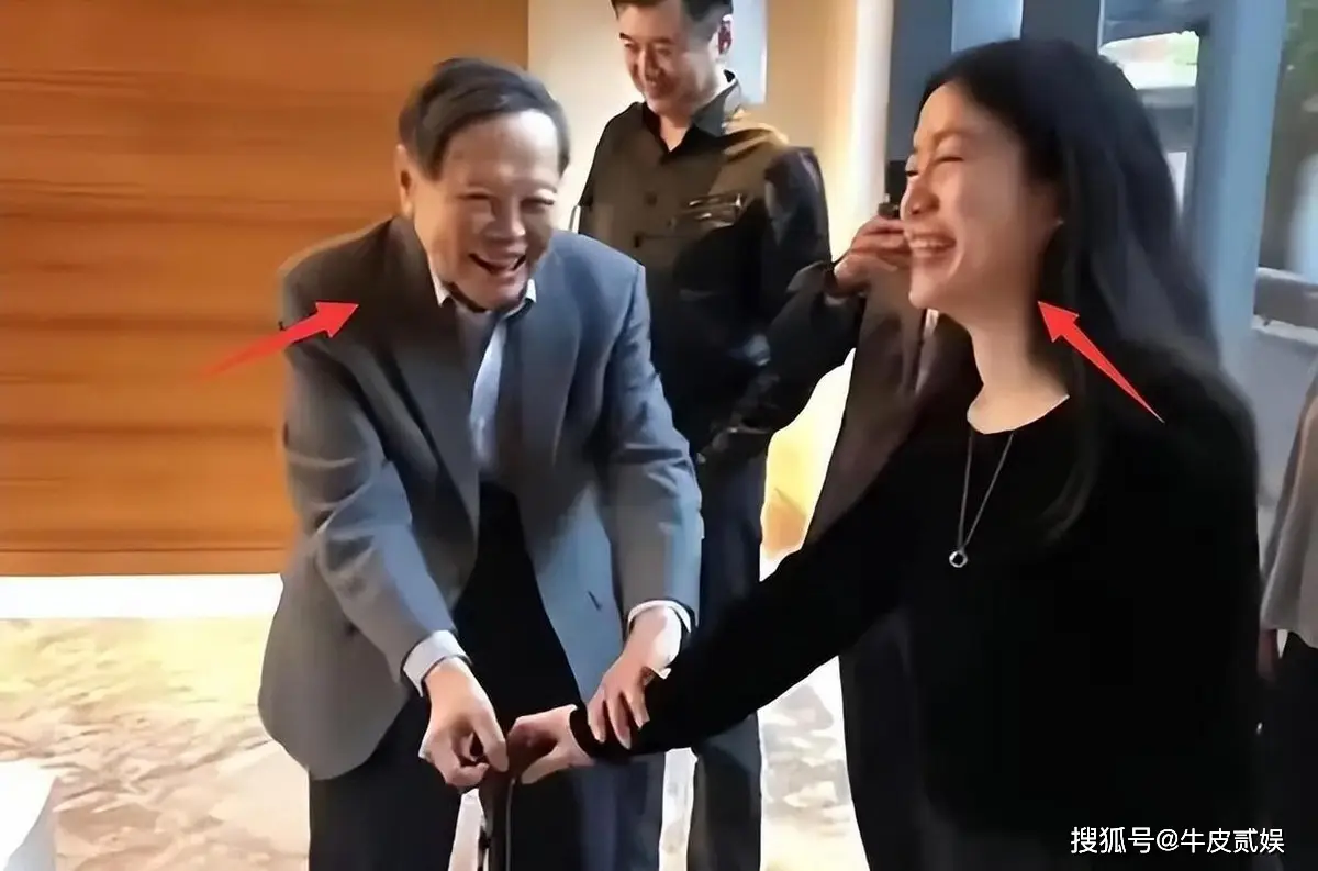 杨振宁103岁生日庆祝活动_翁帆与杨振宁恩爱瞬间_清华公开杨振宁生前教学画面