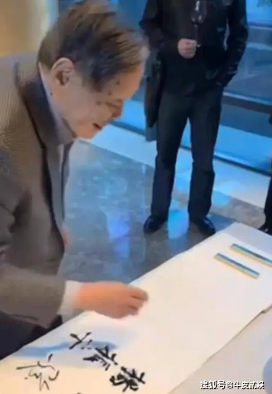 清华公开杨振宁生前教学画面_翁帆与杨振宁恩爱瞬间_杨振宁103岁生日庆祝活动