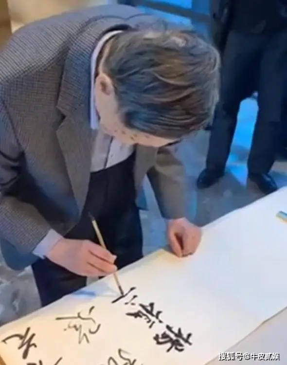 杨振宁103岁生日庆祝活动_翁帆与杨振宁恩爱瞬间_清华公开杨振宁生前教学画面