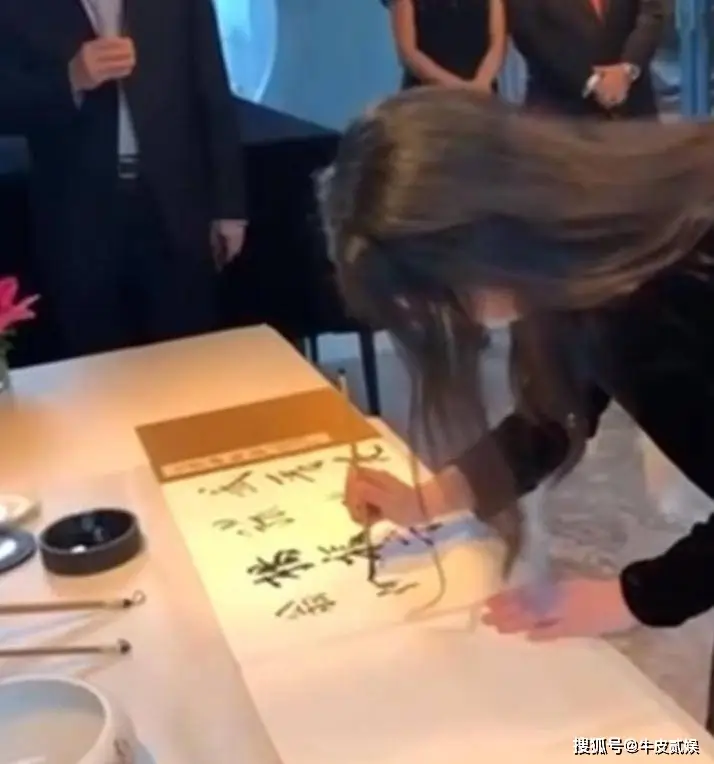 杨振宁103岁生日庆祝活动_翁帆与杨振宁恩爱瞬间_清华公开杨振宁生前教学画面