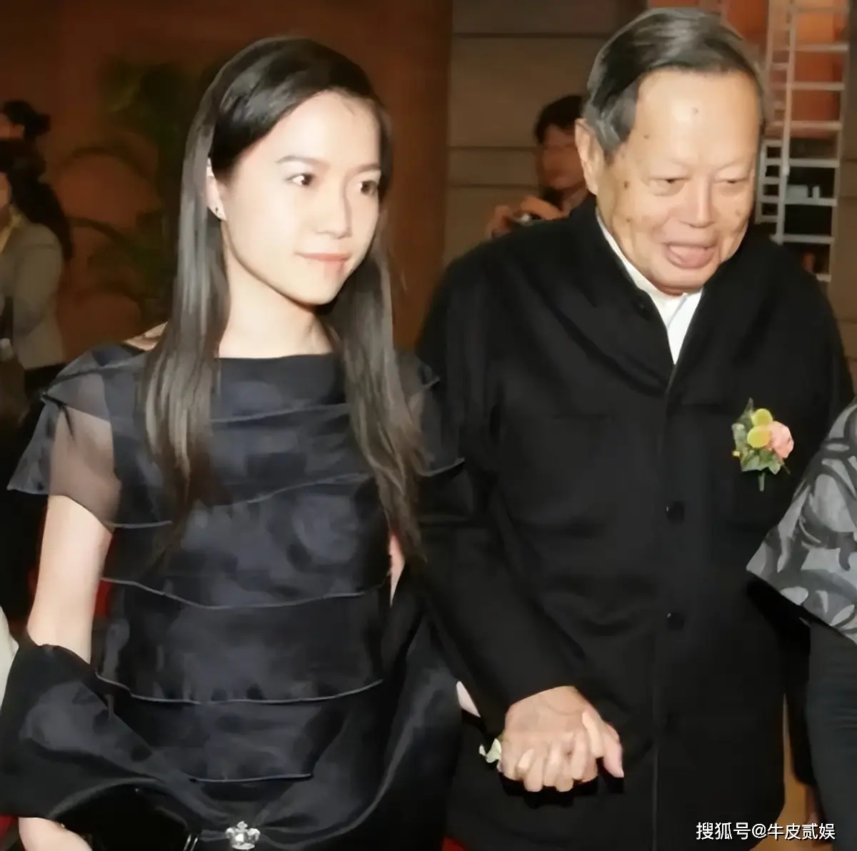 翁帆与杨振宁恩爱瞬间_杨振宁103岁生日庆祝活动_清华公开杨振宁生前教学画面