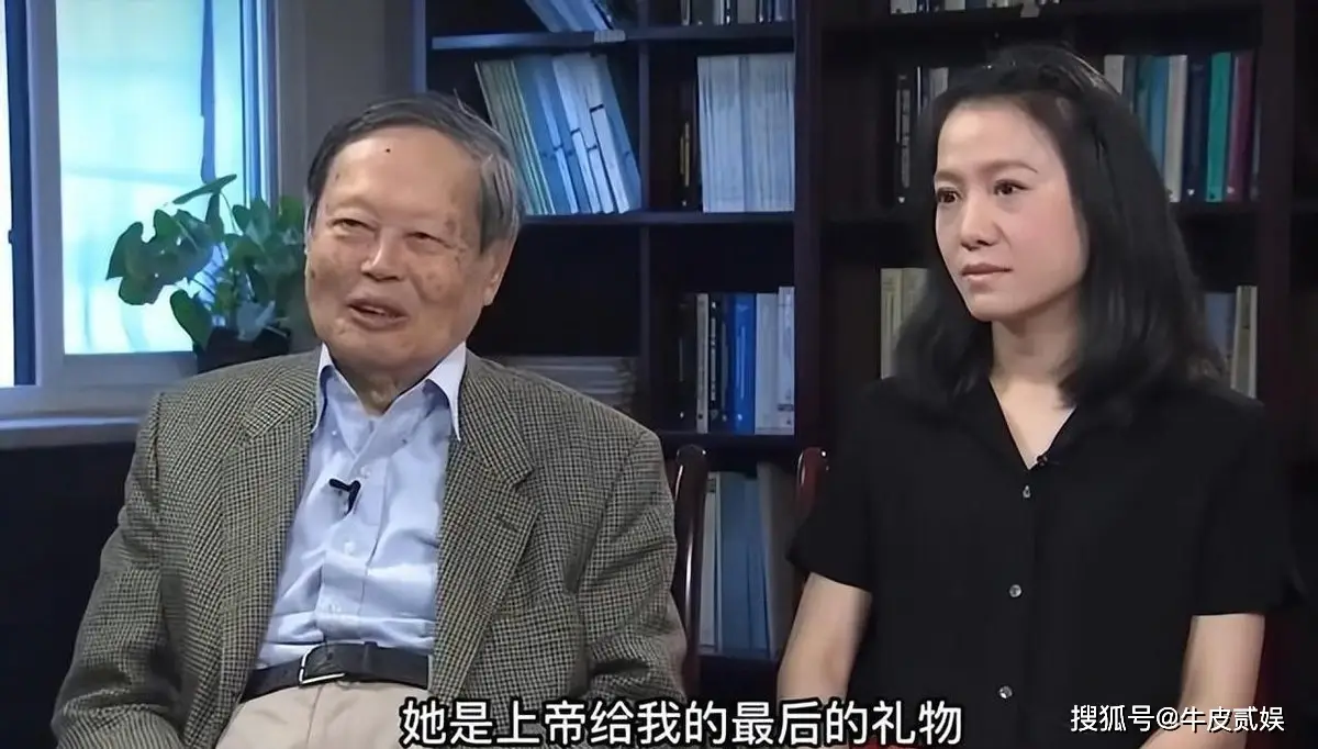 杨振宁103岁生日庆祝活动_翁帆与杨振宁恩爱瞬间_清华公开杨振宁生前教学画面