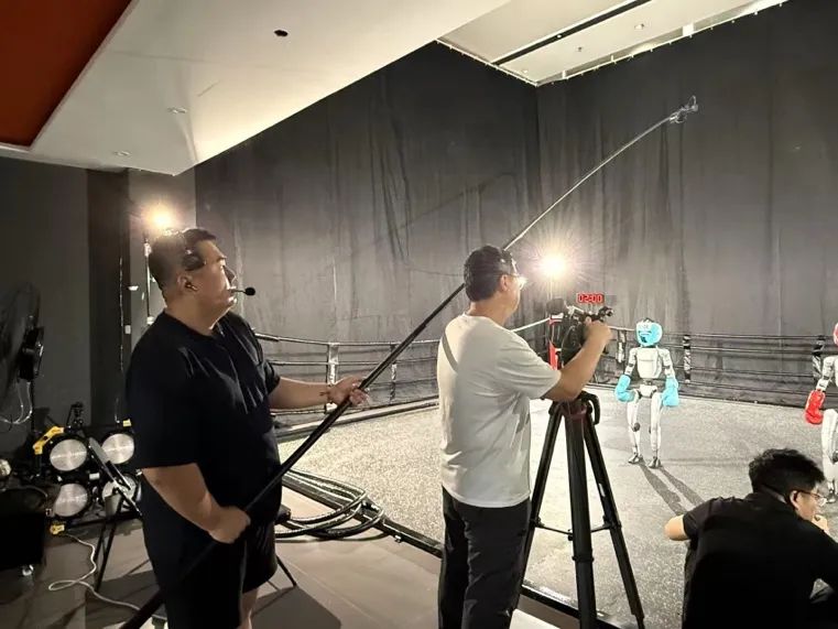 CMG世界机器人大赛机甲格斗擂台赛_总台具身智能机器人科普直播_机器人格斗赛