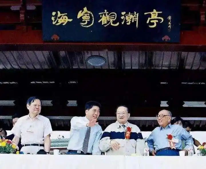 杨振宁海宁观潮经历_杨振宁与浙江情缘_市民冒雨到杨振宁旧居缅怀