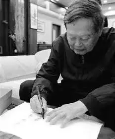 杨振宁海宁观潮经历_市民冒雨到杨振宁旧居缅怀_杨振宁与浙江情缘