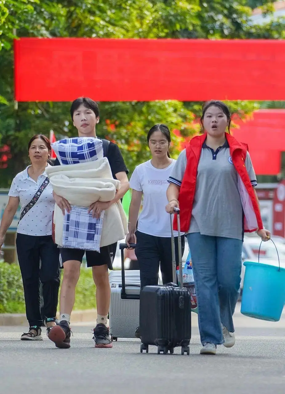 泪目！新生报到，大学门口妈妈的一句话，看哭无数家长！