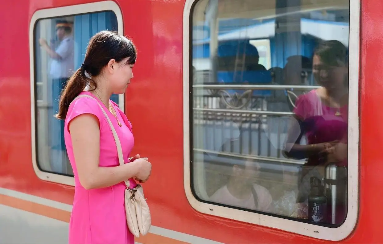 高中三年家长陪读辛酸_开学季家长不舍情绪_大一新生家长提前“空巢”了