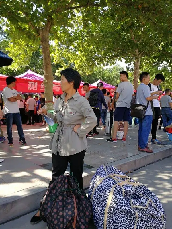 开学季家长不舍情绪_大一新生家长提前“空巢”了_高中三年家长陪读辛酸