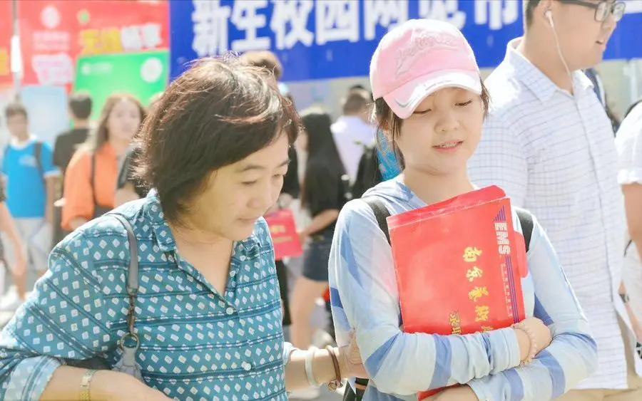 开学季家长不舍情绪_大一新生家长提前“空巢”了_高中三年家长陪读辛酸