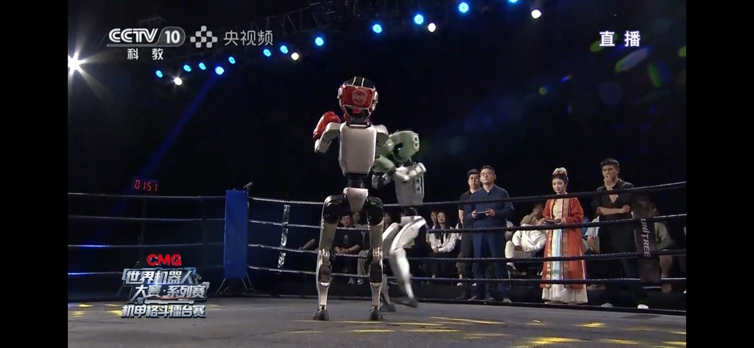 机器人摔倒、KO、站起再战，格斗大赛打出了宇树的技术底牌？