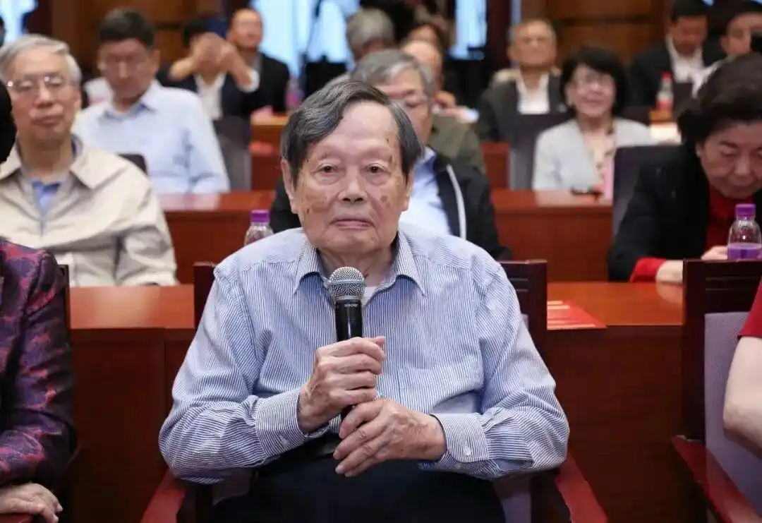   杨振宁 诺贝物理学奖 事迹  _杨振宁逝世_杨振宁 诺贝尔物理学奖 院士  