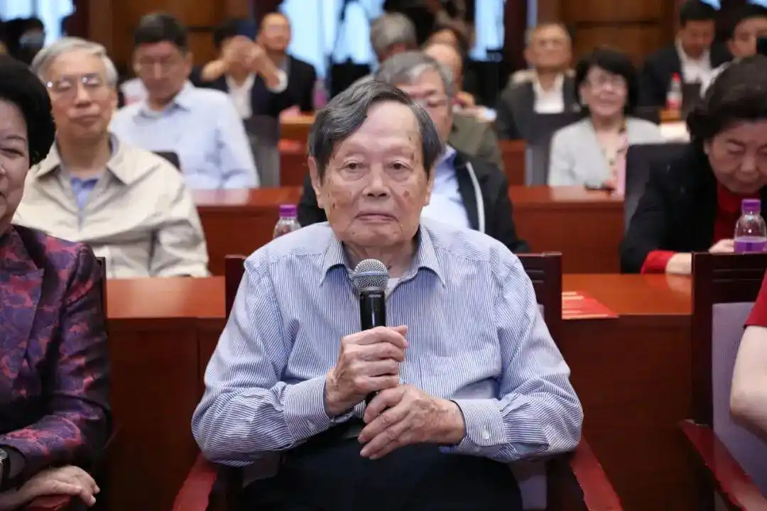 杨振宁逝世_杨振宁 诺贝尔物理学奖 著名物理学家