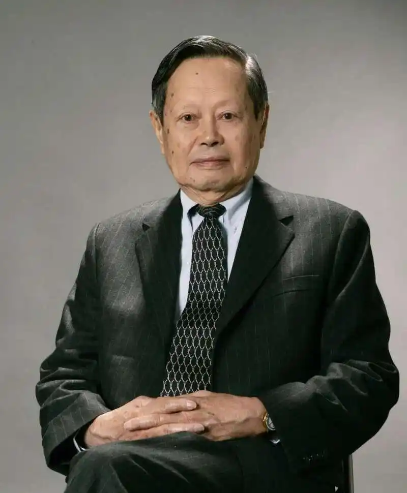 “科学巨擘”杨振宁逝世：报国之心“共同途”