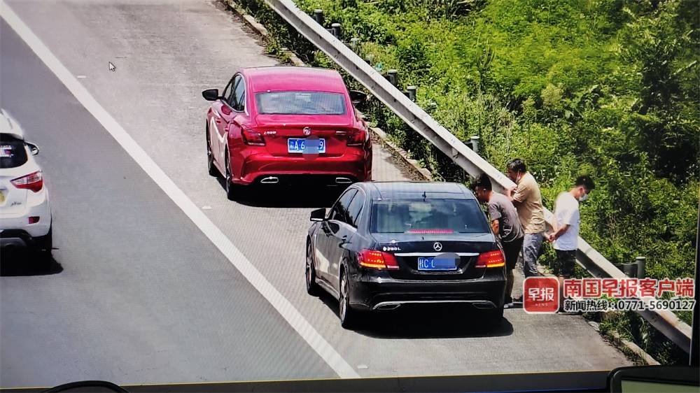 高速公路碰瓷 奔驰假车牌 敲诈勒索团伙_碰瓷党搞奔驰车