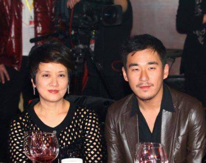 张国立的前妻是谁_罗秀春现状_张国立邓婕离婚真相