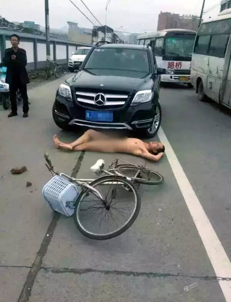 面红耳赤！女子驾奔驰遭裸男躺地碰瓷，这画面