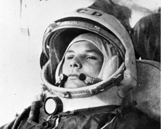 碰瓷党搞奔驰车_浙江温岭男子碰瓷奔驰车事件_男子河南碰瓷丰田车被拘留7天