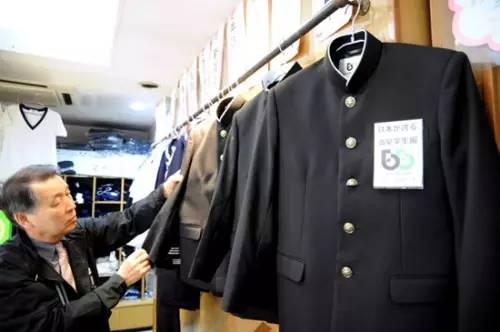 浙江温岭男子碰瓷奔驰车事件_碰瓷党搞奔驰车_男子河南碰瓷丰田车被拘留7天