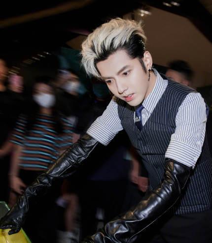 “纯情男孩”吴亦凡被曝约会未成年，有专门的聊天号，渣得不行