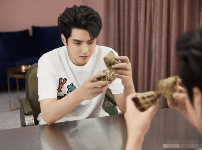 吴亦凡的最新照片_吴亦凡都美竹抑郁症网络暴力_吴亦凡女友数量曝光