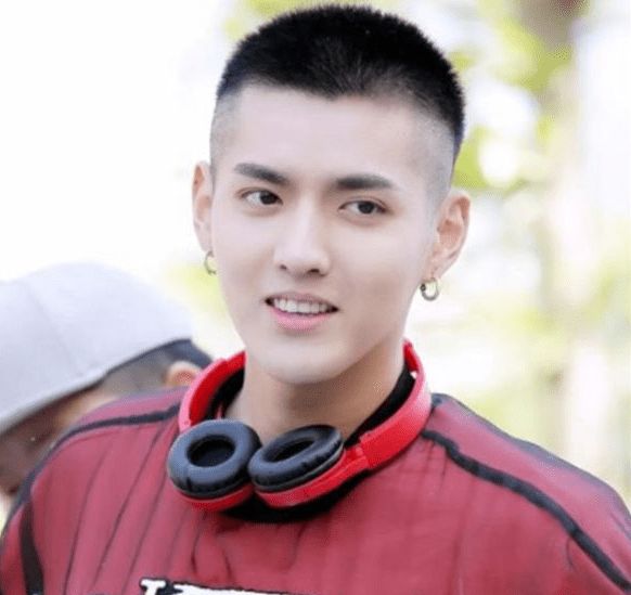 吴亦凡的最新照片_吴亦凡朝阳看守所单间待遇_吴亦凡拘捕后看守所生活细节