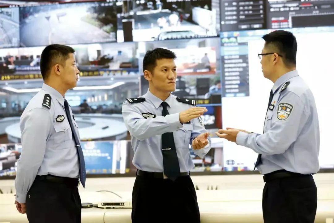 谭纪雄的个人资料_公安心向党 护航新征程 许奎 谭纪雄