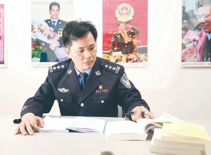 公安心向党 护航新征程 许奎 谭纪雄_谭纪雄的个人资料