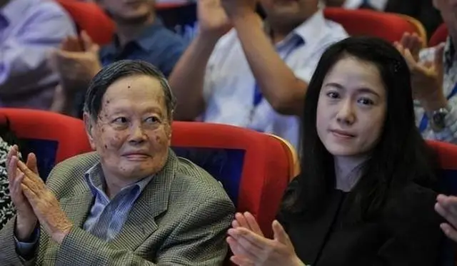 杨振宁翁帆20年感情_杨振宁翁帆婚姻故事_翁帆：杨先生离开的时候一定很欣慰